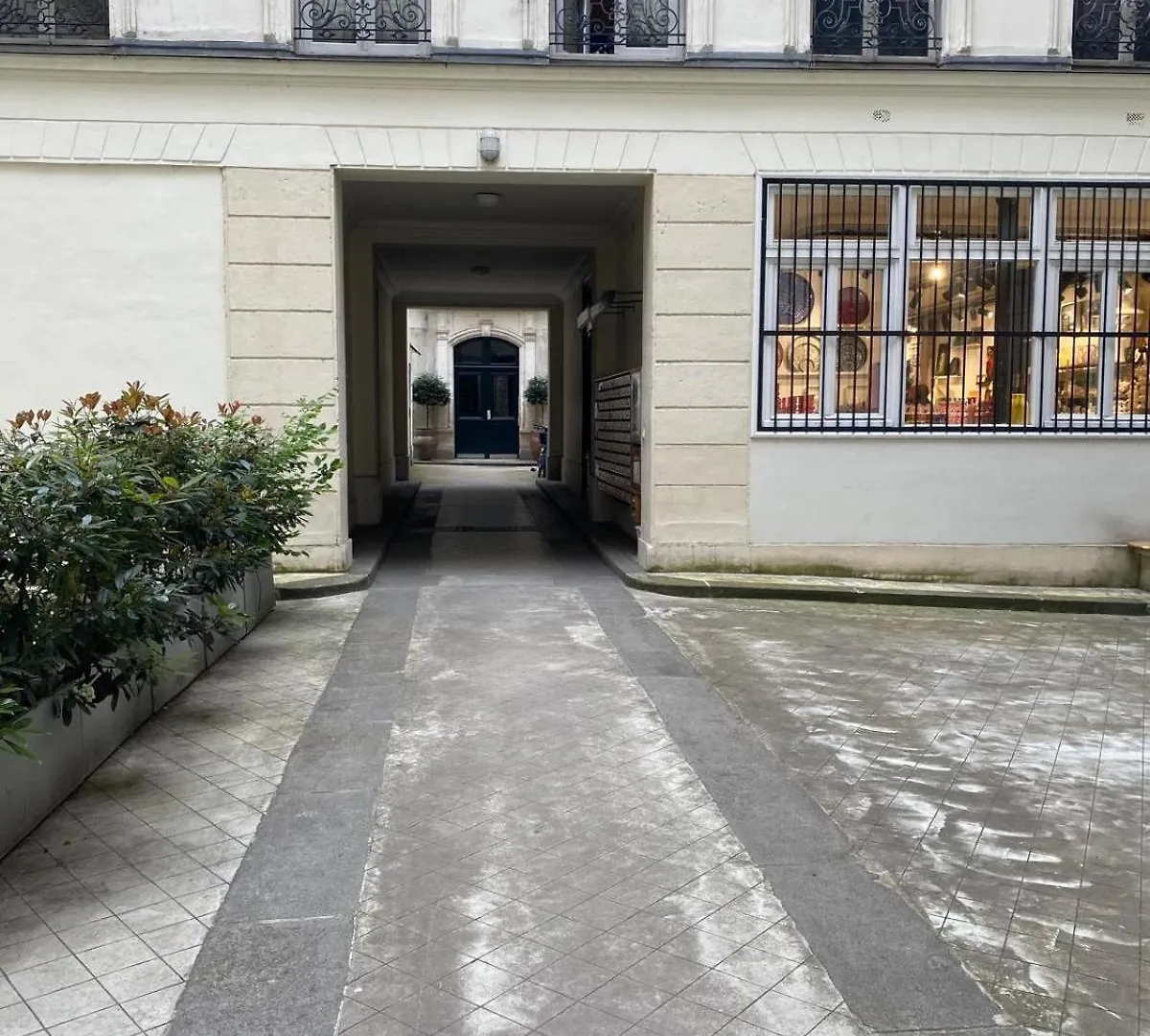 Marais, Sainte-Croix Bretonnerie 2 - 4 Places Paris